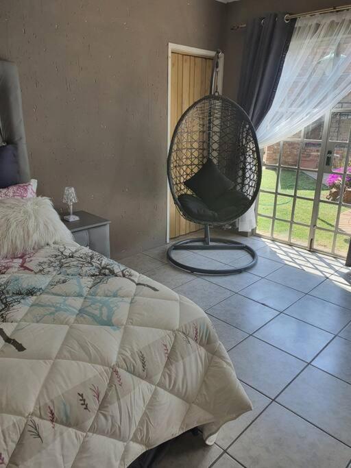 Ferienwohnung Funky Dot Sleeping Spot Kempton Park Exterior foto