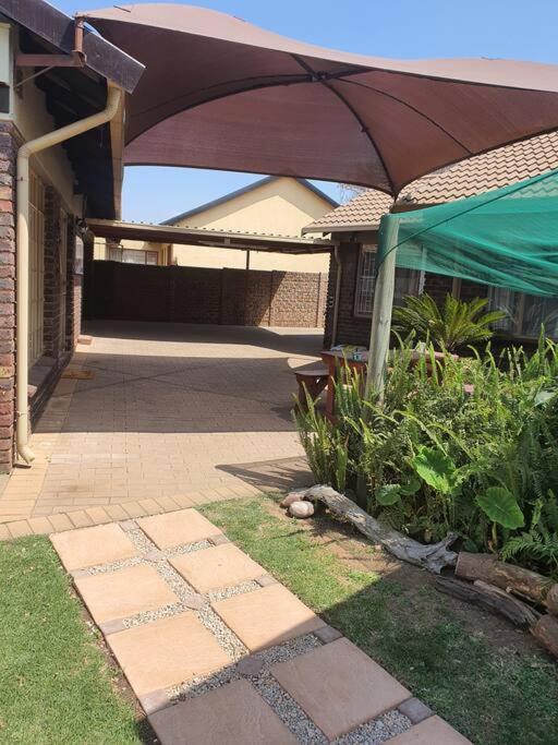 Ferienwohnung Funky Dot Sleeping Spot Kempton Park Exterior foto