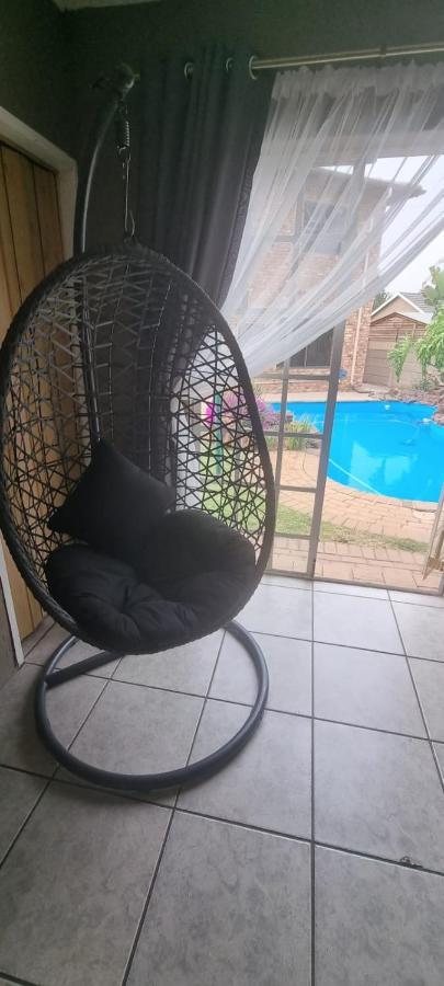 Ferienwohnung Funky Dot Sleeping Spot Kempton Park Exterior foto