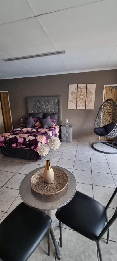 Ferienwohnung Funky Dot Sleeping Spot Kempton Park Exterior foto